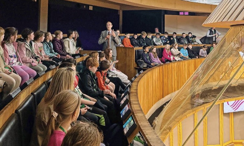MS welcomes ‘enthusiastic’ Flintshire pupils to the Senedd