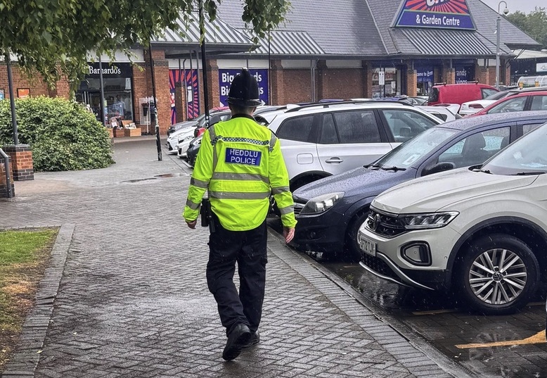 Flint: Increase in police patrols after ’20 youths seen fighting’ on Church Street