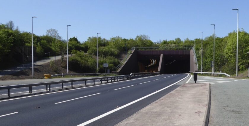 A55: Police advise hauliers to avoid Conwy Tunnel contraflow